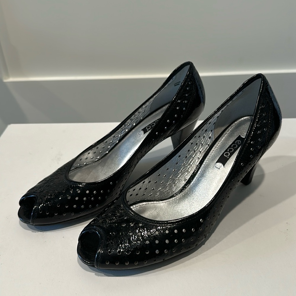 Ecco Black Patent Leather Peep Toe Heels Sz 40 no slip